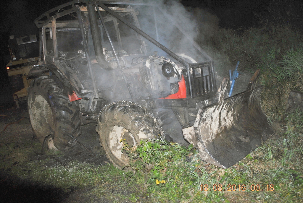Poziar traktora a buldozera na Hornej Skotni_foto 1